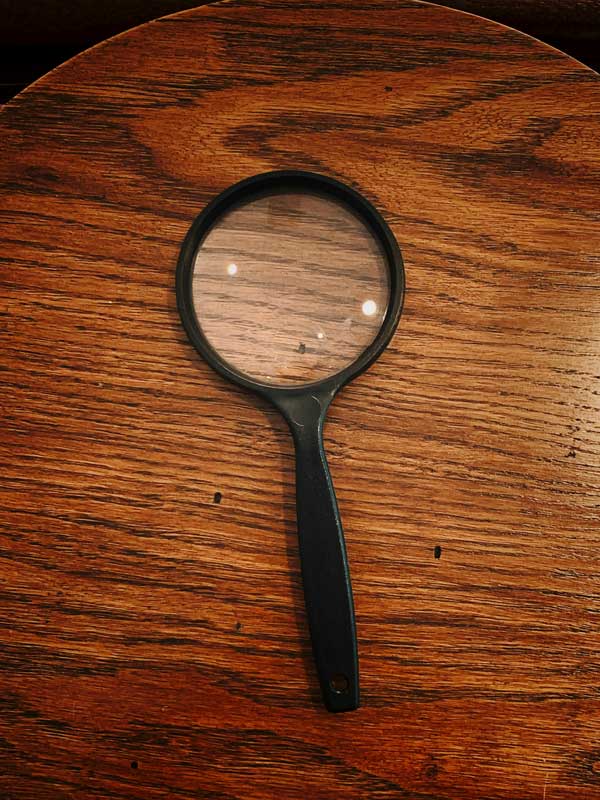 magnifier-on-table-for-choose-aql-inspection-levels