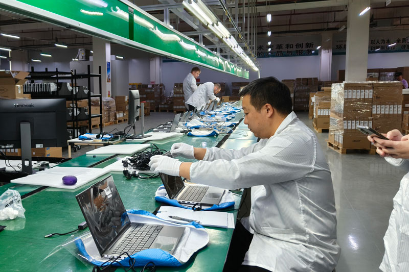AQI-Service-third-party-inspection-with-laptops-in-factory